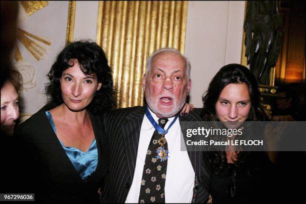 Michel Serrault avec ses deux filles Michel Serrault avec ses deux filles.