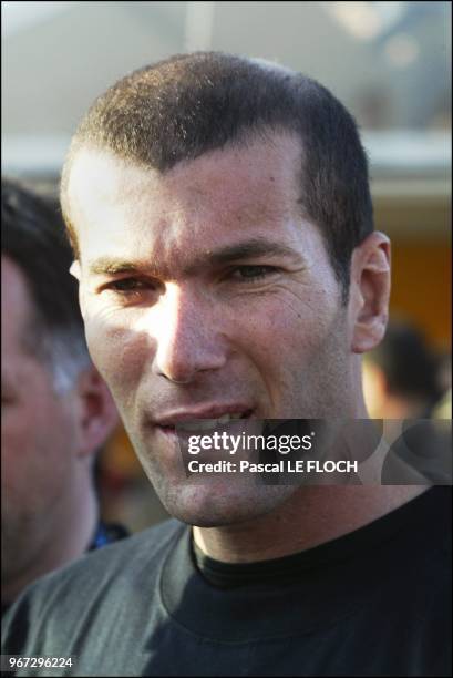 Tous en basket pour vaincre la maladie": French soccer star Zinedine Zidane supports fight against leukodystrophy.