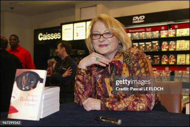 Josiane Balasko was signing her latest book: "cliente" at the Virgin store in Paris.