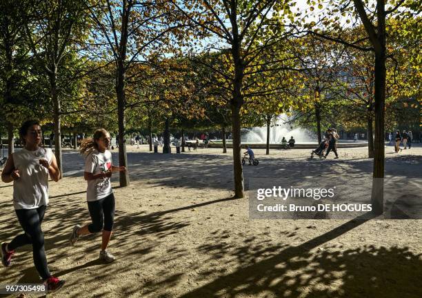 Des joggeuses dans le jardin du Palais Royal le 24 Septembre 2013, Paris, France.