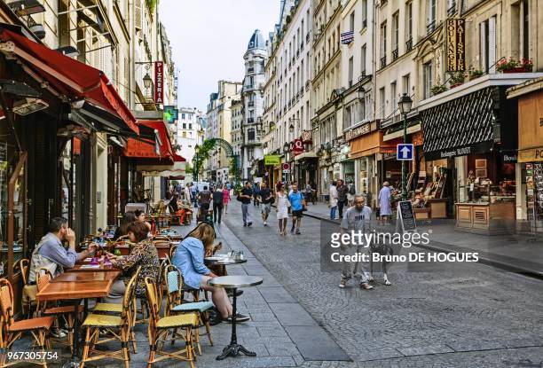 Les bistrots et commerces de la rue des Petits Carreaux le 17 Juillet 2013, quartier Montorgueil, Paris, France.
