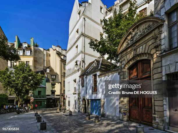 Rue Saint Julien le Pauvre dans le quartier medieval le 22 Juillet 2013, au fond la rue Galande qui etait l'ancienne voie romaine, quartier Latin,...