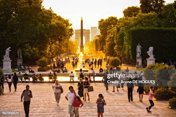 La perspective du Jardin des Tuileries, l'Obélisque, les Champs Elysées, l'Arc de Triomphe au coucher de soleil, 15 juin 2017, Paris, France.