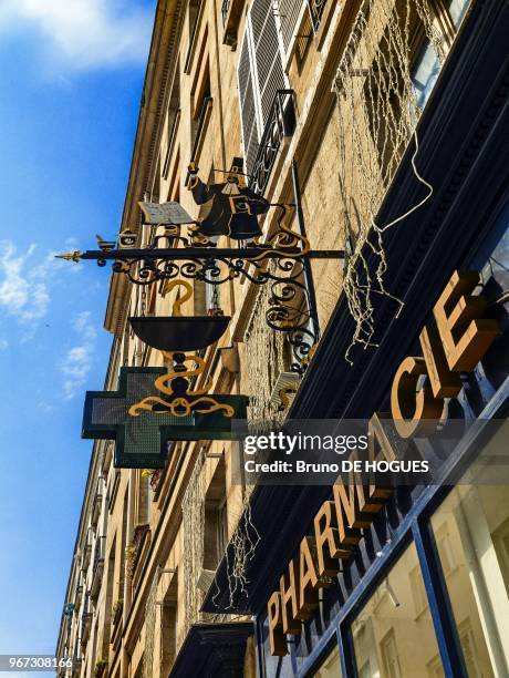 Vieille enseigne murale d'une pharmacie dans la rue Montorgueil le 17 Juillet 2013, Paris, France.