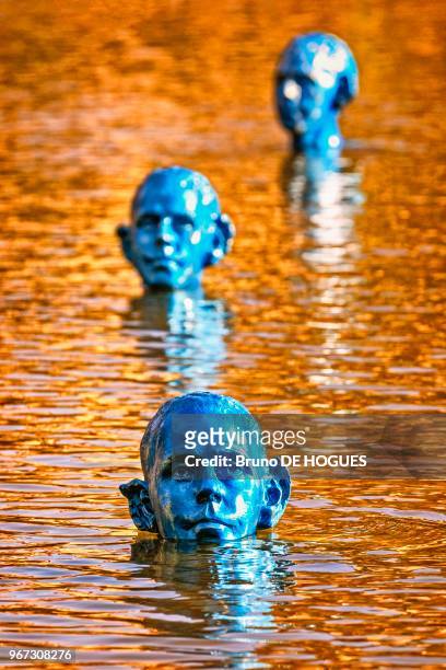 Sculptures 'Where the Tides Ebb and Flow' de l'artiste argentin Pédro Marzorati dans le lac du Parc Montsouris, illustrant la montée des eaux suite...