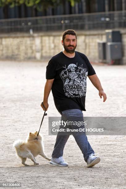 Mouloud ACHOUR promenant son chien Couscous au Jardin des Tuileries le 17 Juin 2017, Paris, France.