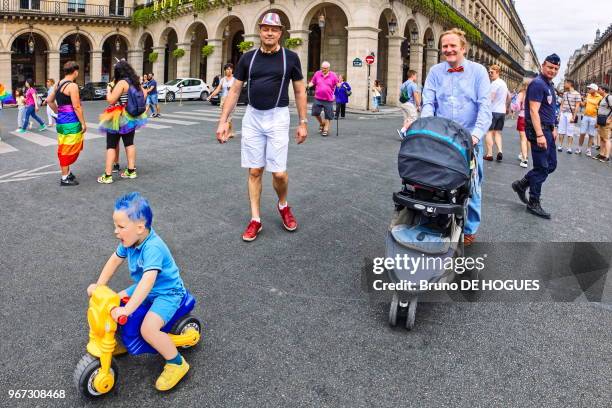 Deux pères et leur fils à La Marche des Fiertés LGBT le 24 Juin 2017 Rue de Rivoli, Paris, France.