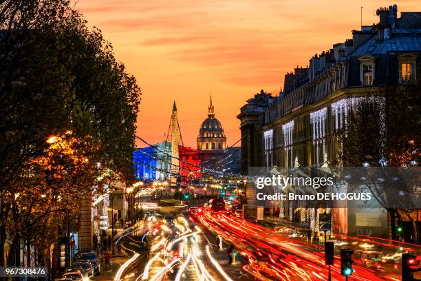 Rue Royale et Place de la Concorde avec les éclairages de Noël, l'Assemblée Nationale éclairée en Bleu-Blanc-Rouge suite aux attentats du 13 novembre...