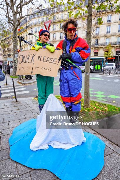 La marche pour le climat étant interdite suite aux attentats, Attac et Alternatiba ont appelé à former une chaîne humaine Bd Voltaire à Paris le 29...