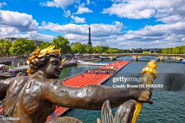 Fanfare de la Garde Républicaine sur la piste d'athlétisme flottante de 156m x15m sur la Seine pendant la campagne de sensibilisation du public pour...