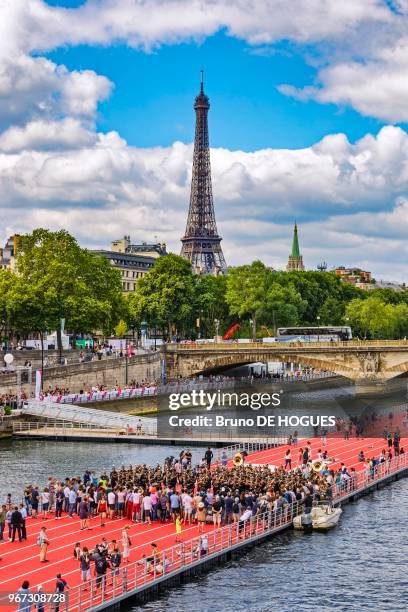 Fanfare de la Garde Républicaine sur la piste d'athlétisme flottante de 156m x15m sur la Seine pendant la campagne de sensibilisation du public pour...