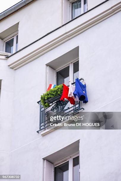 Drapeau à la fenêtre au dessus du restaurant 'Le Petit Cambodge' rue Alibert le 27 Novembre 2015, Journée d'Hommage National aux Victimes des...