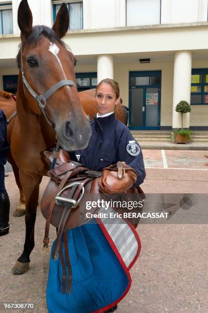 Portrait d'une jeune femme avec son cheval de la police montée lors de la 32ème édition des 'Journées du patrimoine' au ministère de l'intérieur le...