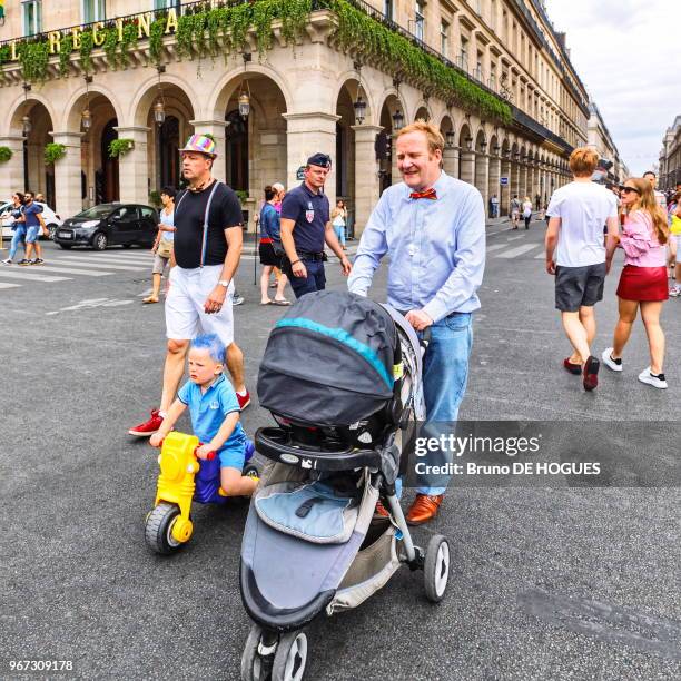 Deux pères et leur fils à La Marche des Fiertés LGBT le 24 Juin 2017 Rue de Rivoli, Paris, France.