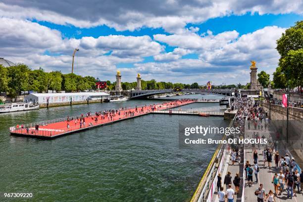 Piste d'athlétisme flottante de 156m x15m sur la Seine pendant la campagne de sensibilisation du public pour les Jeux Olympiques 2024 à Paris le 24...