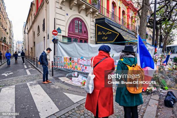 Le 27 Novembre 2015, Journée d'Hommage National aux Victimes des Attentas de Paris du 13 Novembre 2015. Une femme portant un drapeau tricolore dans...