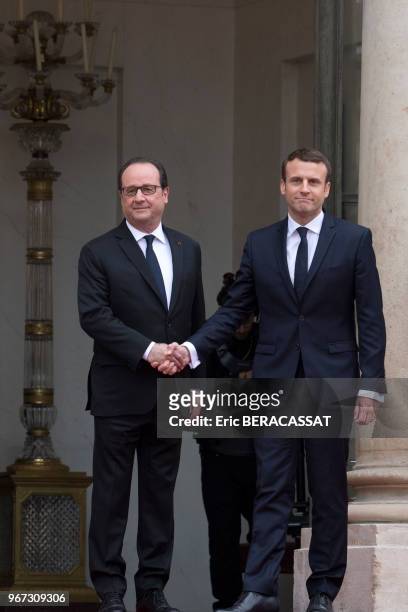 François Hollande accueille le nouveau président de la République Emmanuel Macron au Palais de l'Elysée le 14 mai 2017 au Palais de l'Elysée à Paris,...