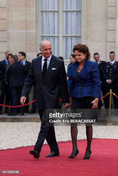 Laurent Fabius et sa femme Marie-France Marchand-Baylet arrivent au palais présidentiel de l'Elysée pour assister à la cérémonie officielle de...