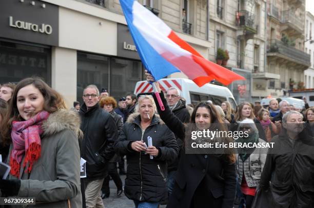 Jeune femme avec le drapeau français lors du rassemblement républicain le 11 janvier 2015, boulevard Voltaire, Paris XI, France.