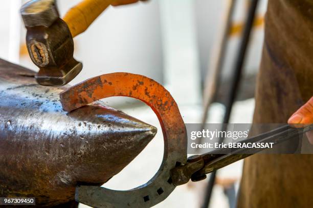 Maréchal-ferrant présentant son 'savoir-faire', perpétuant la tradition des métiers anciens au profit de la 'cavalerie', à la caserne des Célestins ,...