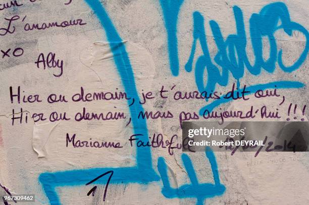 Graffitis et dessins en hommage à Serge Gainsbourg disparu en 1991 sur le mur de sa maison de la rue de Verneuil, 24 octobre 2015, Paris, France.