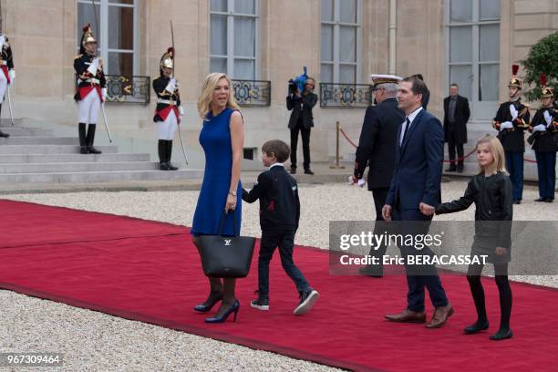 Laurence Auzière accompagnée de son époux et ses enfants arrivent au palais présidentiel de l'Elysée pour assister à la cérémonie officielle de...