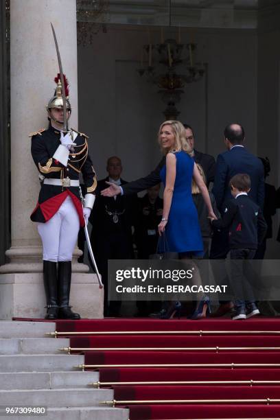 Laurence Auzière accompagnée de son époux et ses enfants arrivent au palais présidentiel de l'Elysée pour assister à la cérémonie officielle de...