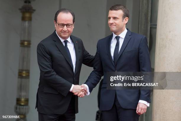 François Hollande accueille le nouveau président de la République Emmanuel Macron au Palais de l'Elysée le 14 mai 2017 au Palais de l'Elysée à Paris,...