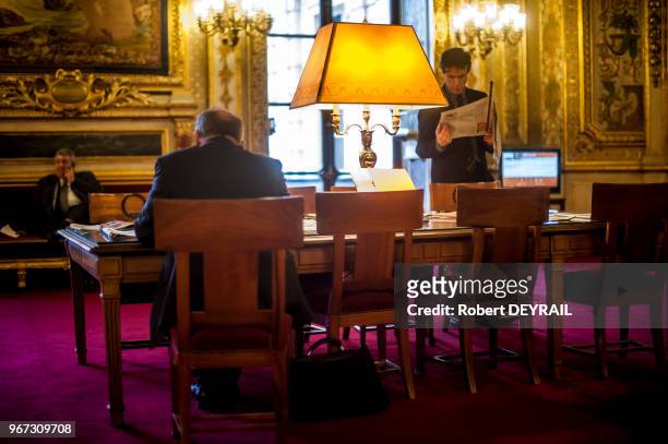 Salon des conférences du Sénat avec table de lecture presse, le 18 novembre 2014, Paris, France.