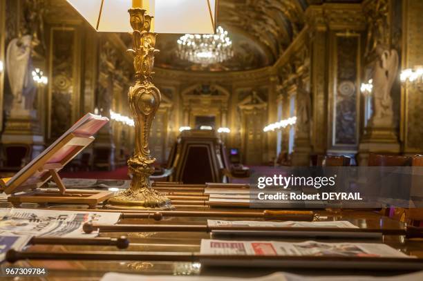 Salon des conférences du Sénat avec table de lecture presse, le 18 novembre 2014, Paris, France.