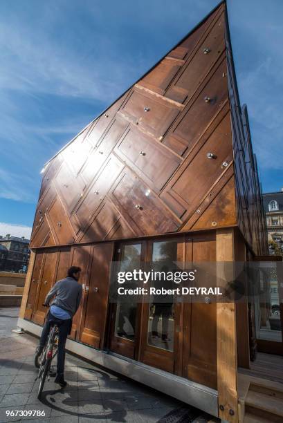 Dans le cadre de la COP 21, le Pavillon de l'Arsenal a installé sur le parvis de l'Hôtel de Ville, jusqu'au 3 janvier 2016, le Pavillon Circulaire,...