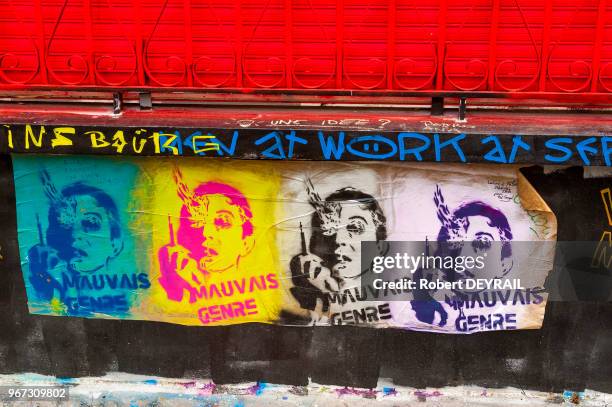 Graffitis et dessins en hommage à Serge Gainsbourg disparu en 1991 sur le mur de sa maison de la rue de Verneuil, 24 octobre 2015, Paris, France.