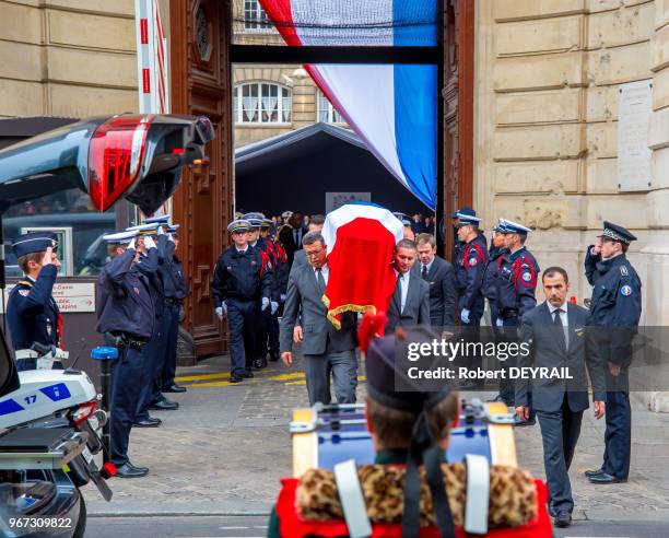 Départ du cercueil de Xavier Jugelé à la fin de la céremonie d'hommage tenue à la préfecture de Paris en présence du Président de la République et de...