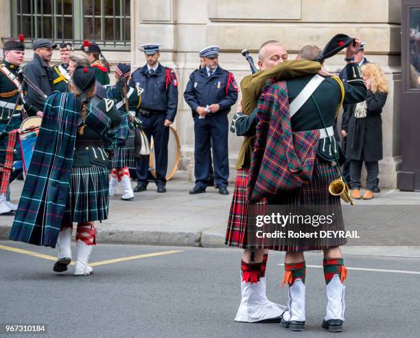 Départ du cercueil de Xavier Jugelé à la fin de la céremonie d'hommage tenue à la préfecture de Paris en présence du Président de la République et de...