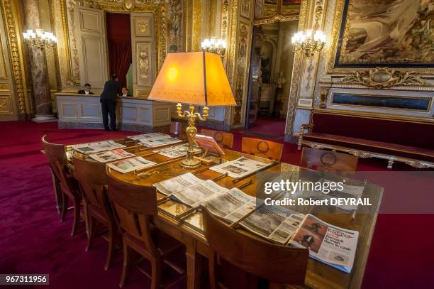 Salon des conférences du Sénat avec table de lecture presse, le 18 novembre 2014, Paris, France.