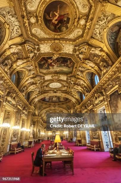 Salon des conférences du Sénat avec table de lecture presse, le 18 novembre 2014, Paris, France.