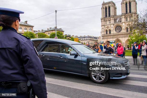 Départ du cercueil de Xavier Jugelé à la fin de la céremonie d'hommage tenue à la préfecture de Paris en présence du Président de la République et de...