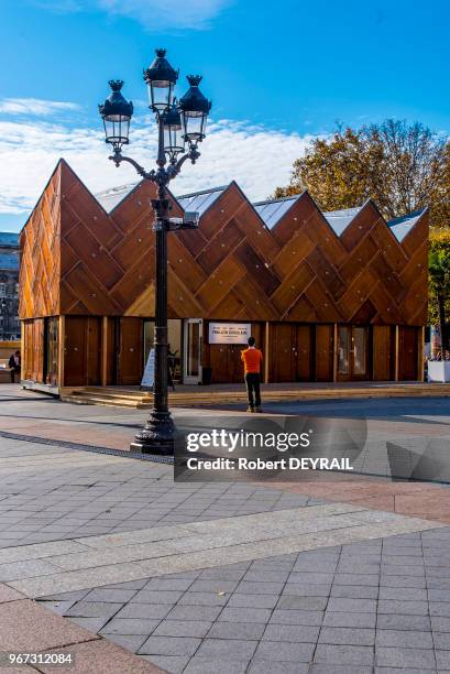 Dans le cadre de la COP 21, le Pavillon de l'Arsenal a installé sur le parvis de l'Hôtel de Ville, jusqu'au 3 janvier 2016, le Pavillon Circulaire,...