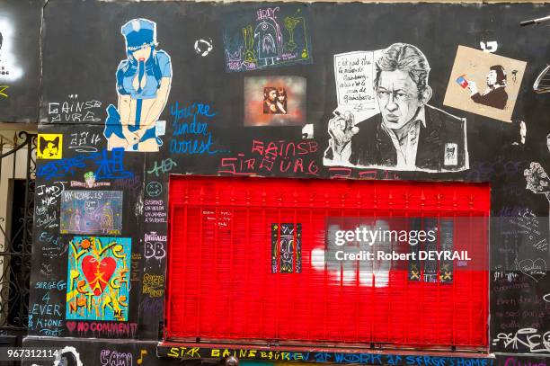 Graffitis et dessins en hommage à Serge Gainsbourg disparu en 1991 sur le mur de sa maison de la rue de Verneuil, 24 octobre 2015, Paris, France.