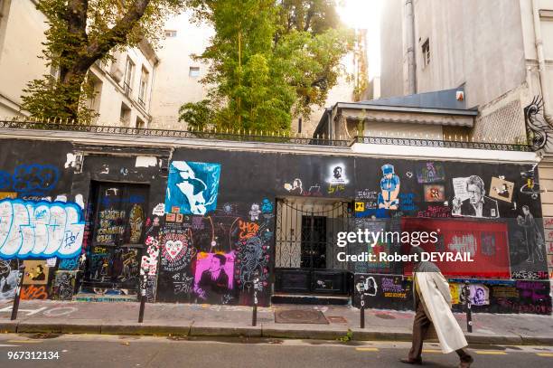 Graffitis et dessins en hommage à Serge Gainsbourg disparu en 1991 sur le mur de sa maison de la rue de Verneuil, 24 octobre 2015, Paris, France.