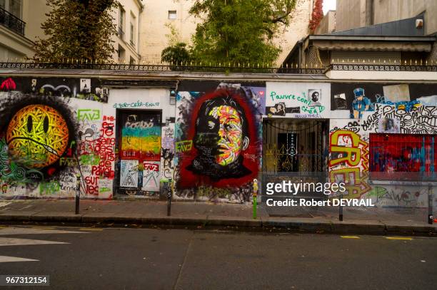 Graffitis et dessins en hommage à Serge Gainsbourg disparu en 1991 sur le mur de sa maison de la rue de Verneuil, 24 octobre 2015, Paris, France.