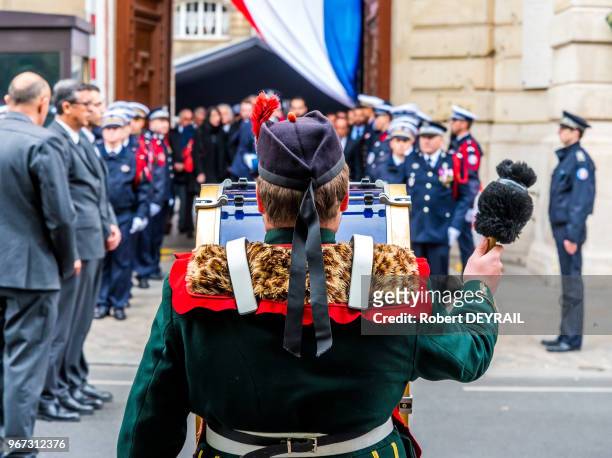 Départ du cercueil de Xavier Jugelé à la fin de la céremonie d'hommage tenue à la préfecture de Paris en présence du Président de la République et de...