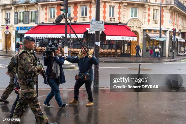 Forces de l'ordre patrouillant dans le 11ème arrondissement de Paris filmées par une équipe de télévision, conséquence de l'état d'urgence, le 26...