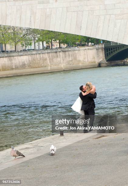 Couple d'amoureux le long des quais de Seine, 15 mai 2015, Paris, France.