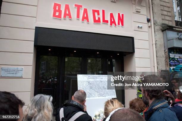 Recueillement devant la plaque commémorative en mémoire des victimes des attentats du 13 novembre 2015 devant le Bataclan, 13 novembre 2016, Paris,...