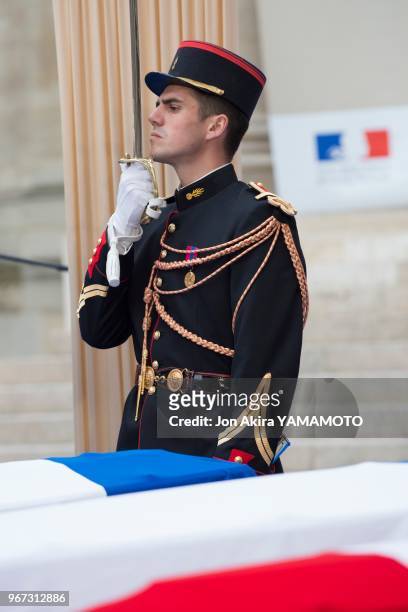 Garde républicain devant un des cercueils lors de la cérémonie pour l'entrée au Panthéon des résistants Pierre Brossolette, Jean Zay, Germaine...