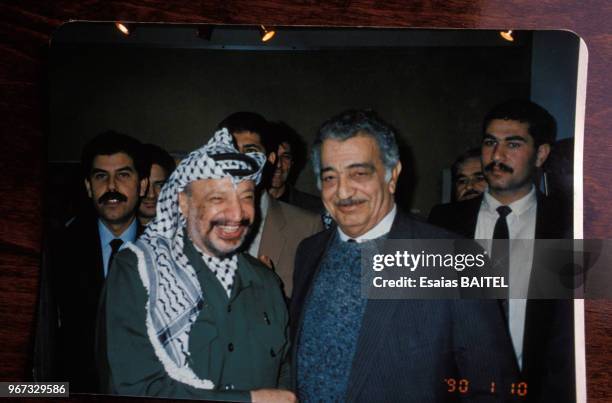 Le leader palestinien Yasser Arafat rencontre l'écrivain Emile Habibi le 23 février 1991 en lsraël.