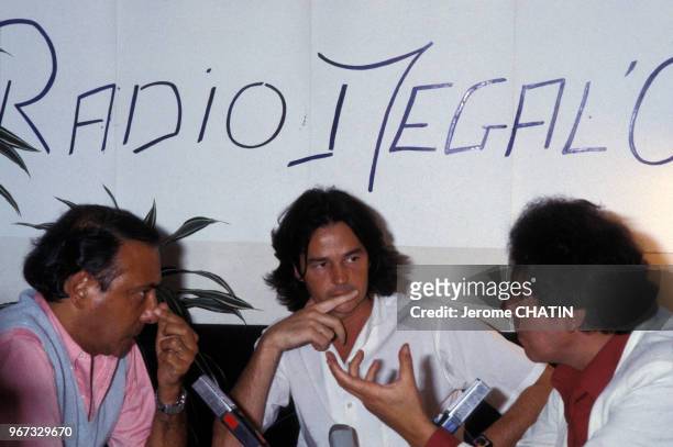 Jean-Edern Hallier à Radio Mégal'O avec Jacques Séguéla et Gonzague Saint Bris le 24 juillet 1981 à Paris, France.