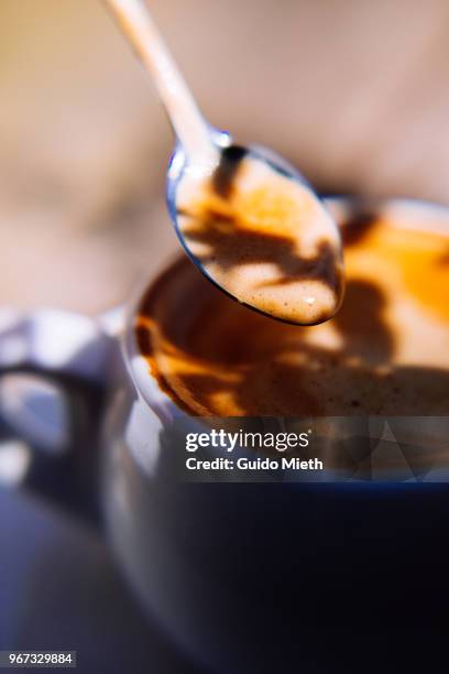 nice cup of coffee in sunlight. - guido mieth 個照片及圖片檔