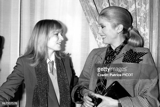 France Gall et Catherine Deneuve dans les coulisses du Palais des Congrès à Paris, France le 20 avril 1978.